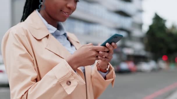 Affaires Femme Noire Smartphone Ville Pour Taper Sur Les Réseaux — Video