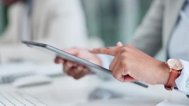 Pessoa Negócios Mãos Tablet Escritório Para Planejamento Informações Leitura Notícias — Vídeo de Stock