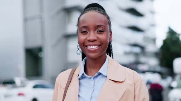 Mujer Africana Cara Trabajo Ciudad Ciudad Urbana Empleado Corporativo Conmutar — Vídeos de Stock