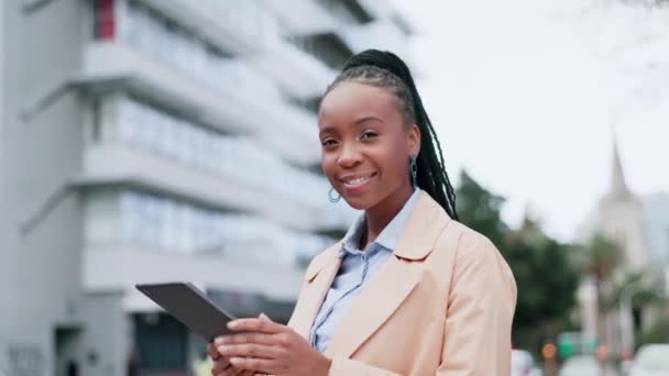Negócios Rosto Mulher Negra Tablet Cidade Para Planejamento Informações Aplicativo — Vídeo de Stock