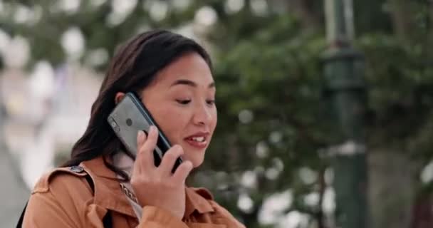 Telefon Görüşmesi Kadını Saat Yönetimi Sokaklarda Mutlu Mesut Dolaşmak Profesyonel — Stok video