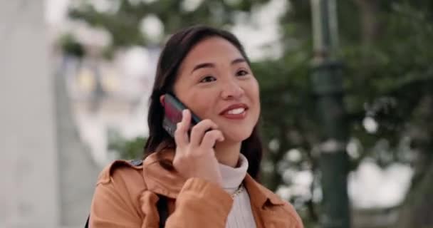 电话和亚洲女人沟通 户外或与交谈有关 带着智能手机 带着计划 微笑和接触走路或说话的人 顾问或员工 — 图库视频影像