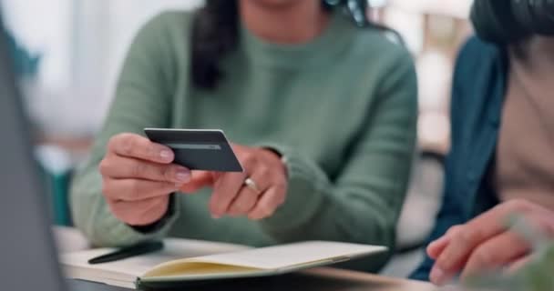 Compras Online Mãos Casal Com Laptop Cartão Crédito Casa Com — Vídeo de Stock