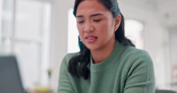 Håndled Smerter Business Kvinde Laptop Arbejder Med Skade Hånd Massage – Stock-video