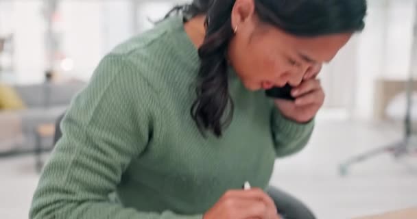 Llamada Telefónica Tableta Problema Con Una Mujer Asiática Molesta Casa — Vídeo de stock