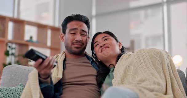 Çift Televizyon Izleyip Uzaktan Kumandalı Bir Kanepede Konuşuyor Rahatlıyor Asyalı — Stok video