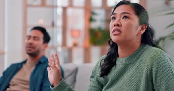Scheiding Echtpaar Ruzie Conflict Praten Huwelijksproblemen Thuis Woonkamer Aziatisch Man — Stockvideo