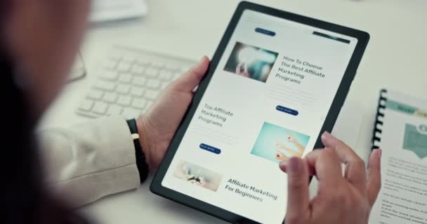 Mani Tablet Persona Con Pergamena Formazione Ricerca Corsi Online Informazioni — Video Stock
