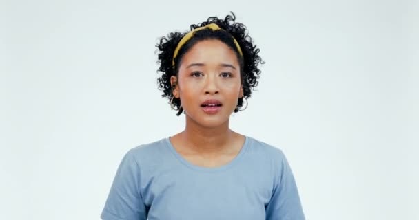 속삭임 여자는 제스처와 스튜디오에서 얼굴과 배경에 캐시백에 재정적 자유를위한 이모티콘이있는 — 비디오