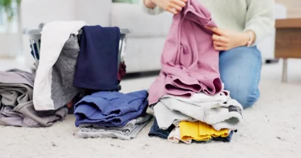 Lipat Cucian Dan Tangan Atas Tumpukan Pakaian Bersih Rumah Dan — Stok Video