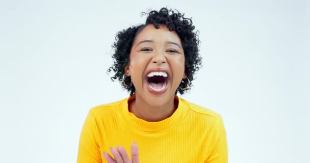Cara Engraçado Mulher Com Aplausos Sorriso Vencedor Fundo Estúdio Branco — Vídeo de Stock