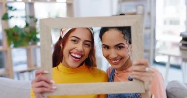 Kadınlar, ev, yeni ev ya da oturma odasında taşınma, mülkiyet ya da arkadaşlarla birlikte yatırım için bir çerçevede selfie ve yüz. İnsanlar, portre ve gülümseme profil fotoğrafı için ya da dinlenme odasında mutlu hatıralar için..