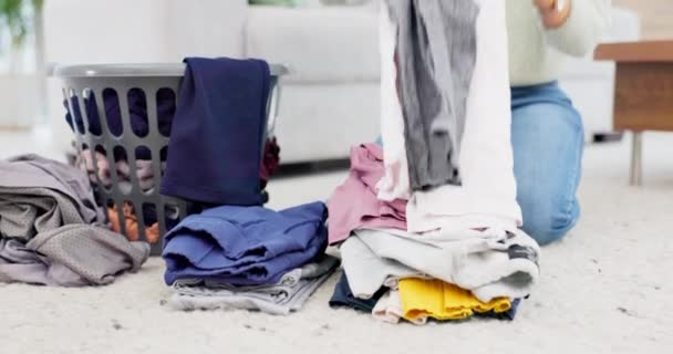 折叠衣服和一堆干净的衣服在家里 女人在客厅地板或管家在春季清洁 洗衣服 篮子和定单 成堆的衣服或家政服务人员 — 图库视频影像