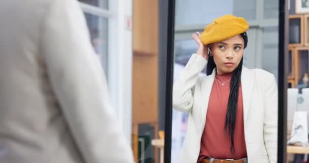 Alışveriş Moda Ayna Mağazada Afrikalı Bir Kadınla Kıyafet Kıyafet Almak — Stok video