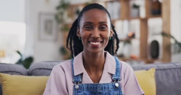 Sonrisa Retrato Mujer Negra Sofá Casa Para Relajarse Reír Tiempo — Vídeos de Stock