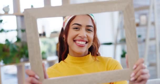 Feliz Mujer Cara Marco Frontera Ventana Con Artista Estudio Diseño — Vídeo de stock