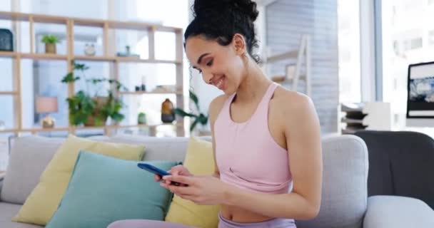 Hogar Sonrisa Mujer Con Smartphone Fitness Mecanografía Con Conexión Email — Vídeo de stock