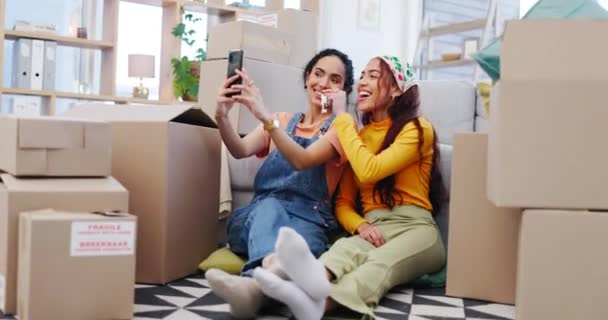 Mujeres Lesbianas Nuevo Hogar Selfie Con Clave Emocionados Juntos Para — Vídeos de Stock