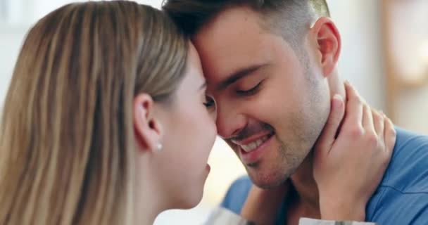 Glad Kærlighed Par Med Romantisk Øjeblik Stuen Deres Lejlighed Sammen – Stock-video