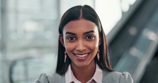 Lächeln Selbstbewusst Und Das Porträt Einer Geschäftsfrau Oder Praktikantin Bürogebäude — Stockvideo