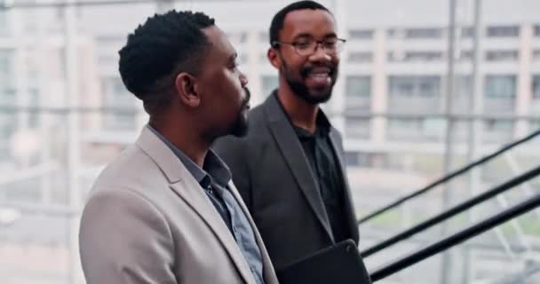 Escalator Hommes Affaires Conversation Dans Hall Aéroport Avec Les Déplacements — Video