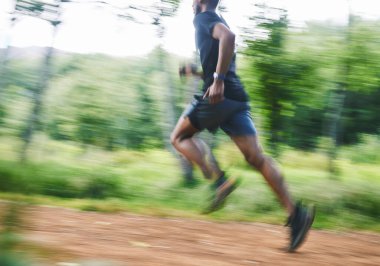 Spor adamı, hız ve ormanda hareket bulanıklığı, kardiyo çalışması ve egzersiz aksiyonu ile koşmak. Koşucu, hızlı atlet ve maraton antrenmanı enerji, dinamik fitness ve parkta güç ile mücadele.