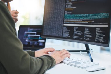 Programlama, geliştirici ve eller bilgisayarda kodlama, yazılım senaryosu veya siber güvenlik için. Bilgi teknolojisi teknisyeninin kod yazma, gelecek ve veri analizi teknolojisi ile yakınlaştırılması.