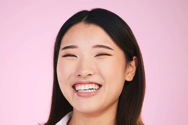 Feliz Retrato Mulher Asiática Rir Estúdio Com Engraçado Piada Humor — Fotografia de Stock