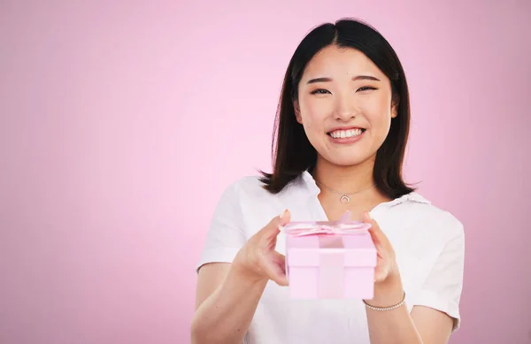 Presente Asiático Retrato Mulher Dando Caixa Presente Feliz Para Celebração — Fotografia de Stock