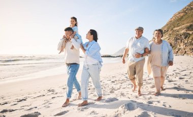 Yaz, seyahat ve sahilde büyük bir aileyle aşk. Tatil, kaynaşma ve eğlence için. Özgürlük, ilgi ve rahatlama. Nesiller boyu deniz kenarında tatil yapan bir grup insanla birlikte mutluluk ve destek..