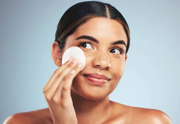 Woman Cotton Pad Skincare Face Cosmetics Aesthetic Spa Thinking Studio — Stock Photo, Image