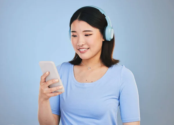 Woman Phone Headphones Listening Audio Streaming Social Media Blue Background — Stock Photo, Image
