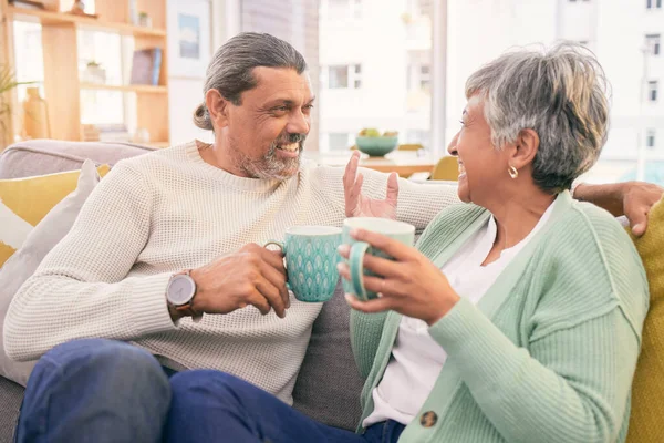 对话和一对成熟的夫妇在沙发上的结合 健康的关系和连接 快乐男人和女人在沙发上喝茶放松讨论 谈话和聊天 — 图库照片
