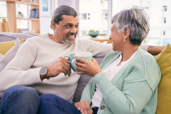 健谈和成熟的夫妻在沙发上的结合 健康的关系和连接 快乐男人和女人在沙发上喝茶放松讨论 谈话和聊天 — 图库照片