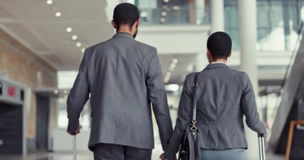 Dönüş Seyahat Bavulla Ele Tutuşan Siyah Bir Çift Sohbet Havaalanında — Stok video