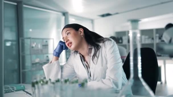 Cansado Ciencia Aburrido Con Mujer Laboratorio Para Investigación Planificación Análisis — Vídeos de Stock