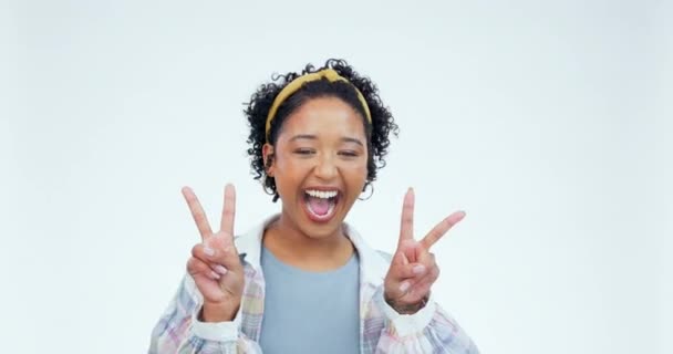 Yüz Gülümseme Barış Işareti Olan Bir Kadın Beyaz Stüdyo Geçmişinde — Stok video