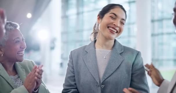 Glückliche Geschäftsleute Applaus Und Gruppenfeiern Für Gratulationen Führungsfrau Oder Erfolg — Stockvideo