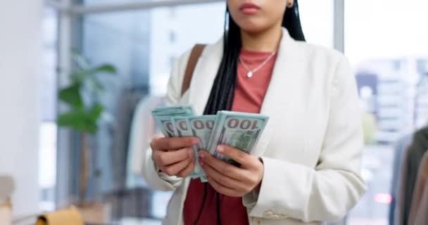 Vrouw Het Tellen Van Geld Rekeningen Met Dollars Financiën Contant — Stockvideo