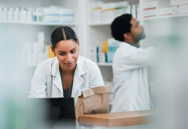 薬剤師 在庫検査のチーム または薬局で在庫または薬をチェックする ドラッグストアで医薬品を一緒に見ている人 医療従事者 医療従事者 — ストック写真