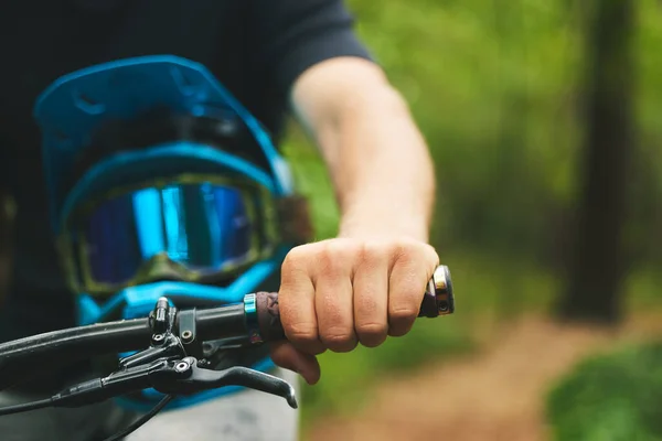Mão Alça Ciclismo Com Capacete Esportes Pessoa Floresta Espaço Mockup — Fotografia de Stock