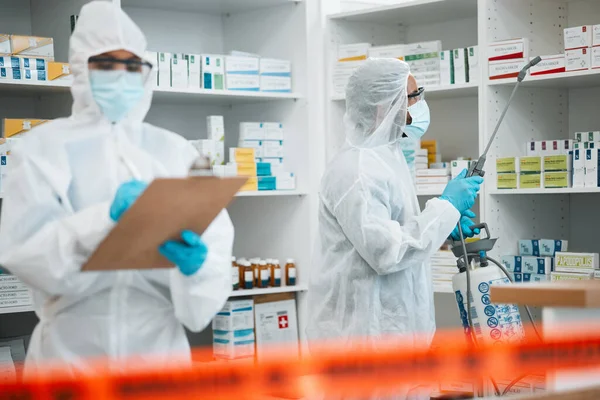 Πρόχειρο Φαρμακείου Γραφειοκρατία Άνθρωποι Ψεκάζουν Χημικά Για Προστασία Καθαρισμό Νοσοκομείων — Φωτογραφία Αρχείου