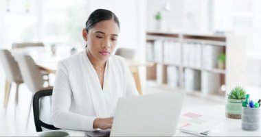 Bilgisayarda, araştırmada ve iş kadınında online bir şirket yasal projesinde çalışıyor. Teknoloji, kariyer ve profesyonel kadın avukat iş yerinde bilgisayarlı bir hukuk davası planlıyorlar.