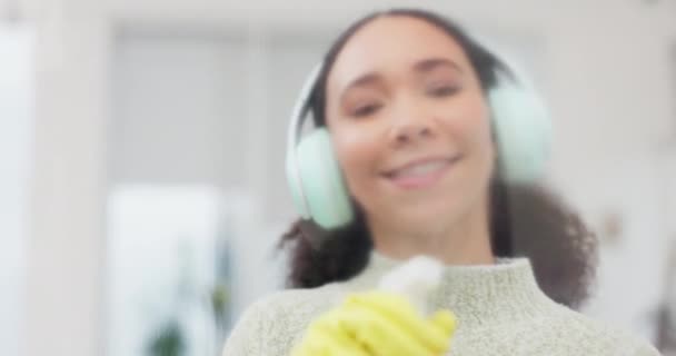Прибирання Музика Жінка Спреєм Склі Пилу Бактерій Бруду Вікні Навушниками — стокове відео