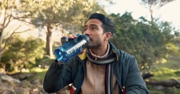 Hombre Senderismo Beber Agua Botella Ejercicio Aire Libre Fitness Entrenamiento — Vídeos de Stock