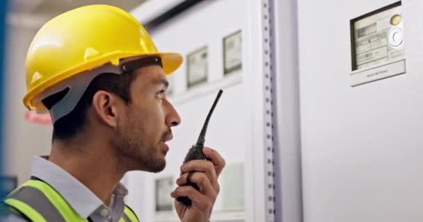 Homme Construction Communication Radio Maintenance Mise Niveau Dans Salle Contrôle — Video