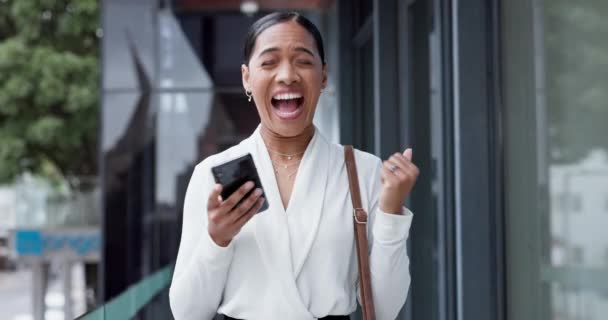 Wanita Bisnis Telepon Dan Perayaan Jalan Kota Dan Bersemangat Untuk — Stok Video