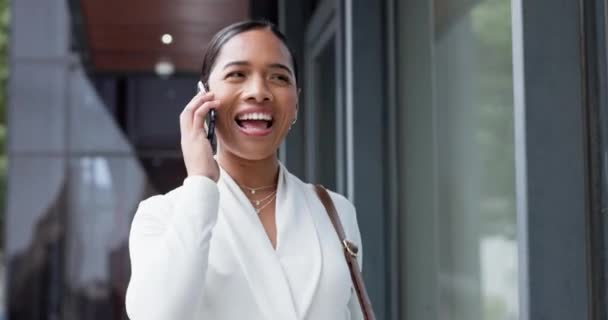 Wanita Bisnis Panggilan Telepon Dan Bahagia Jalan Untuk Komunikasi Kontak — Stok Video
