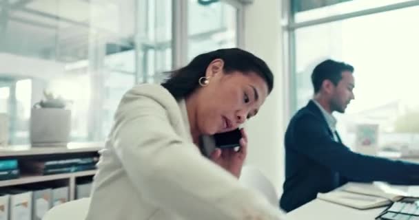 Mujer Negocios Asiática Llamada Telefónica Estrés Para Escribir Reportar Idea — Vídeos de Stock