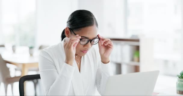 Mulher Negócios Laptop Dor Cabeça Com Óculos Dor Burnout Escritório — Vídeo de Stock